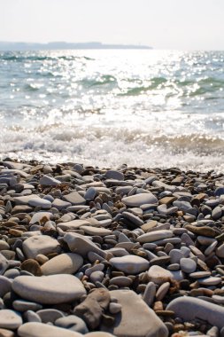 Denize karşı kumsalda çakıl taşları