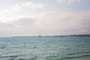 Mavi deniz ve beyaz bulutlar