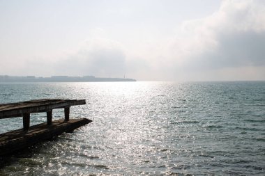Terk edilmiş bir iskele Denizde