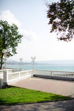 Deniz manzaralı ve çimenli gezinti