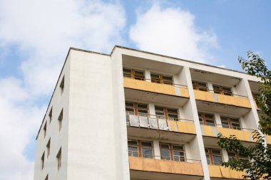 Balkonlu eski harabe bina.