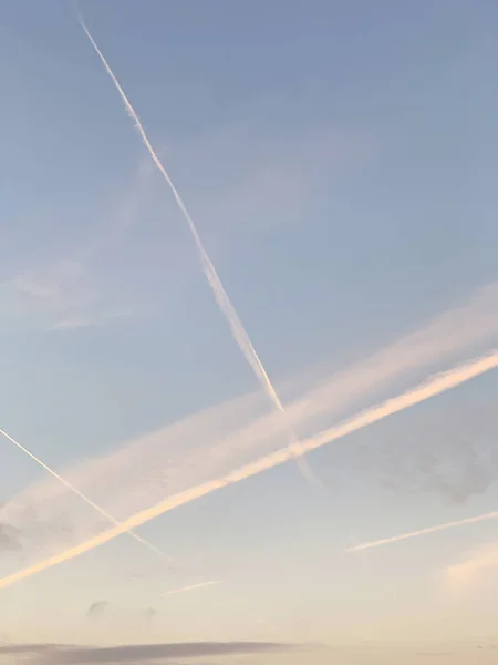 Geometrische Sporen Van Een Vliegtuig Lucht — Stockfoto