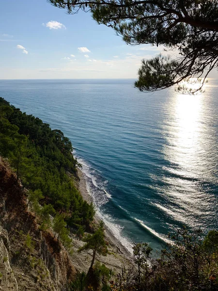 Gün batımının manzarası denizden dağlara