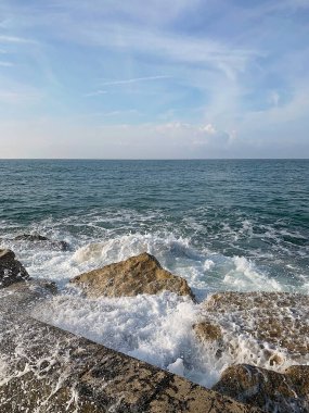 Kıyıdaki beyaz deniz dalgaları.