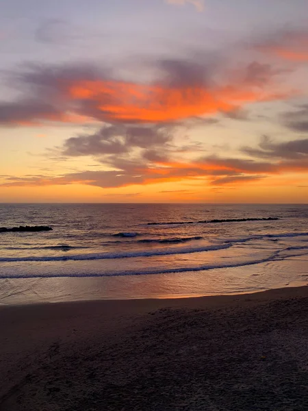 deniz üzerinde turuncu gün batımı