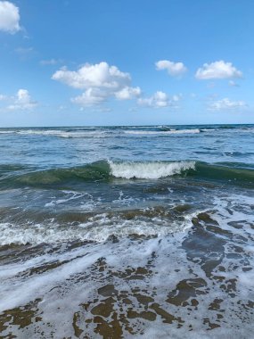 Deniz kıyısında dalgalar