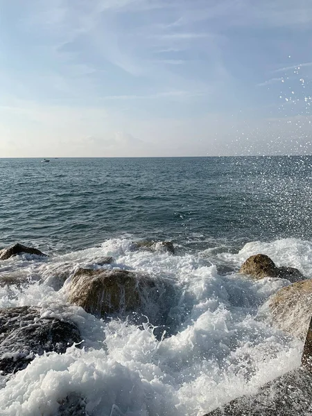 Weiße Schaumwellen Mit Spritzern Ufernähe Auf Dem Meer — Stockfoto