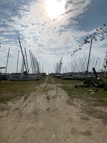 Yatlar güneşin altında kumsalda park halindedir.