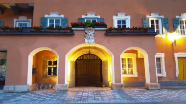 Büyük bir binanın ahşap kapıları.