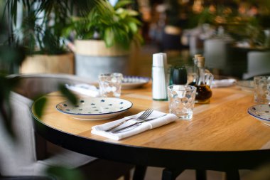 Ahşap masayı aletlerle ayarla