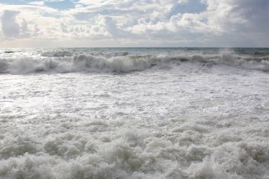 Büyük dalgalar beyaz köpükle denizlerde