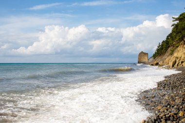 Denizde Kaya Yelkenlisi