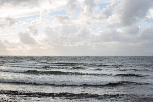 Meerblick Mit Wellen Und Weißen Wolken — Stockfoto