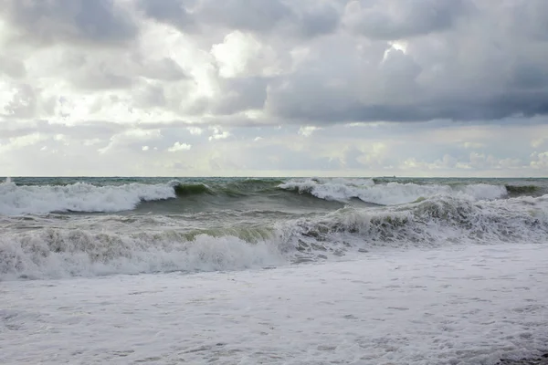 海浪汹涌的海上风暴 — 图库照片