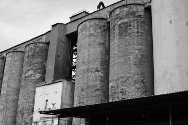 Büyük siyah beyaz fabrika boruları.