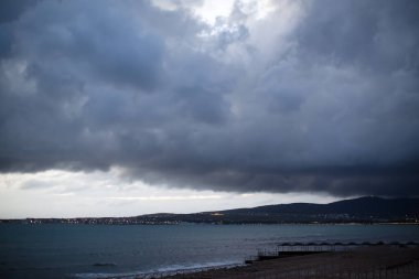 Denizin üzerinde büyük siyah bulut