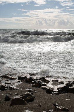 Deniz kıyısında dalgalarla