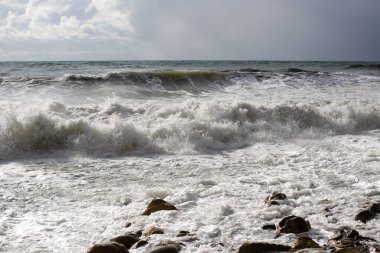 Kıyıya yakın denizde fırtına