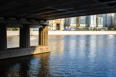 Nehir manzarası ve köprünün altındaki set.