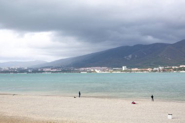 Dağ manzaralı ıssız bir sahil.