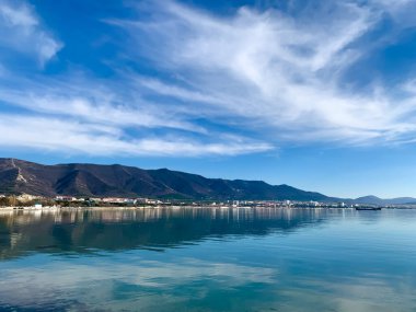 Dağların arkasında deniz ve bulutlar