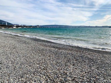 Deniz manzarası ve çakıl taşı plajı