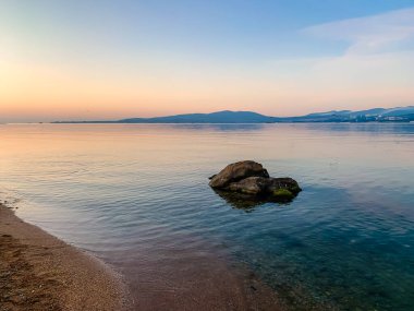 Gün batımında farklı renklerde deniz manzarası