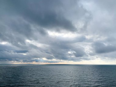 Denizin üzerinde mavi bulutlar