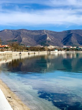 Deniz kıyısına karşı dağlar.