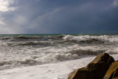 Öfkeli deniz manzarası ve mavi gökyüzü