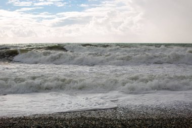Büyük dalgalarla denizde fırtına
