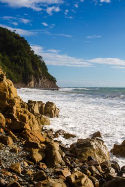 Bir kayayla kayalık deniz manzarası