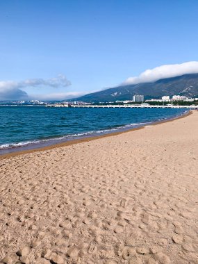 Denizin kumlu sahili manzarası