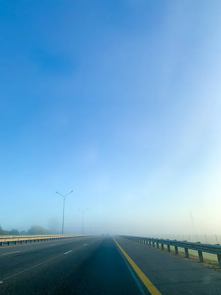 Nebel Frühen Morgen Auf Der Autobahn lizenzfreie Stockbilder