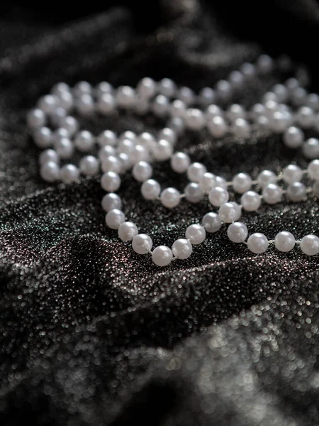 Eine Kette Weißer Perlen Auf Schwarzem Hintergrund — Stockfoto