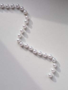 Masada bir dizi beyaz inci var.