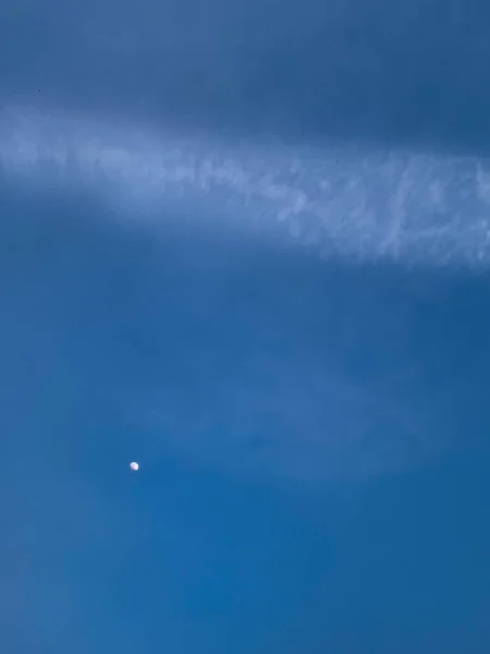 Lua Uma Linha Branca Nuvens Céu Azul — Fotografia de Stock