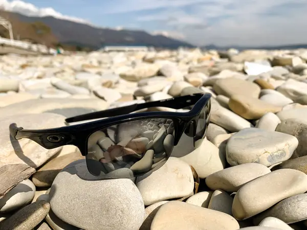 Lunettes Soleil Noires Sur Les Rochers — Photo