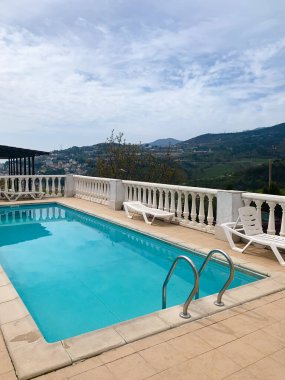 Gök mavisi su ve dağ manzaralı havuz