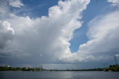 Nehrin üzerinde büyük beyaz bulut