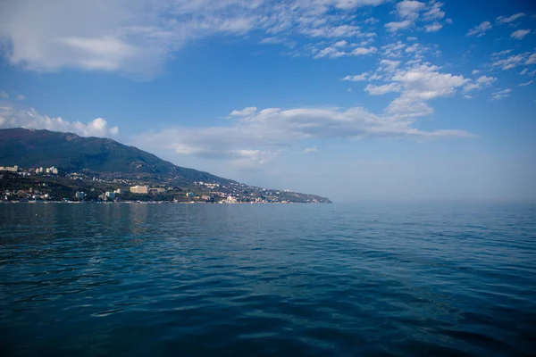 从海上俯瞰岛屿海岸 — 图库照片