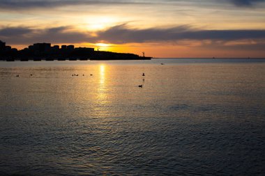 Gün batımında deniz kenti