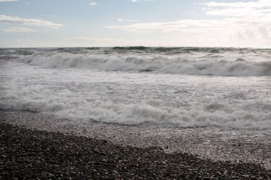 Denizde beyaz köpük dalgaları
