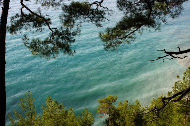 Dağdan mavi deniz suyuna bak.