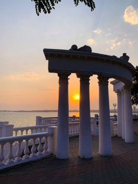 Güneş gün batımında kemerin arkasında.