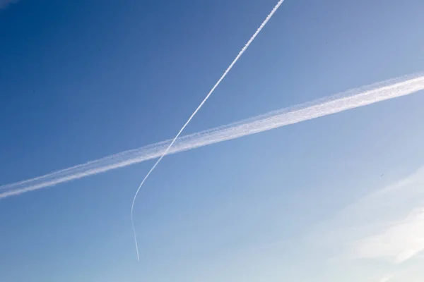 Twee Kruisende Sporen Van Vliegtuigen Lucht — Stockfoto