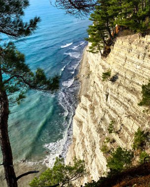 Dağdan denizdeki uçurumun manzarası