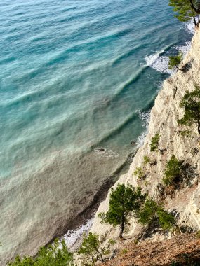 Uçurumdan deniz manzarası