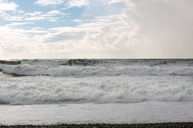 Kıyıya yakın beyaz dalgalar