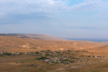 Alçak dağların arasında bir köy